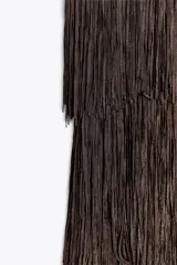 Vestido corto marrón con escote recto y hombros descubiertos. Detalle de flecos en capas. Cierre trasero con cremallera oculta y gancho metálico.