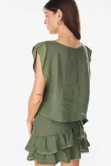 Blusa de lino color verde militar, con escote redondo amplio, mangas cortas estilo japonés y corte recto holgado.