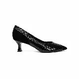 Zapato de cuero negro con textura tipo croco, punta fina y tacón medio acampanado.