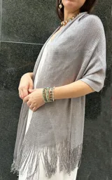 Chal de lurex color dorado, de tejido suave con brillo y flecos.