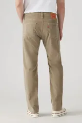 Pantalón de corduroy de corte regular fit y tiro medio, en color beige.