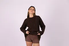 Buzo de punto con cuello redondo y mangas largas, confeccionado en lana merino y algodón.