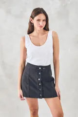 Musculosa blanca de algodón peinado, con escote redondo y corte al cuerpo.