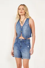 Chaleco de jean celeste con botones metálicos y corte cropped.