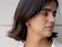 Aros tipo caravana con diseño de flor de cuatro pétalos de colores y sistema de clip.