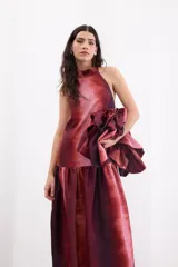 Vestido largo negro de crepe texturado con escote halter, cuello alto con volados y diseño holgado.