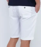 Bermuda de sarga color blanco, de corte recto y diseño básico con bolsillos laterales y traseros.