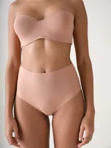 Soutien strapless color beige con copa preformada y aro, confeccionado en microfibra suave.