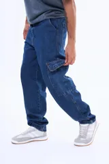 Pantalón cargo de denim negro con corte holgado, bolsillos laterales con solapa y cierre frontal con botón.
