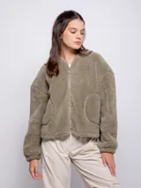 Canguro negro de polar con cuello tipo bomber, cierre frontal y bolsillos laterales con cierre.