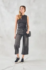 Musculosa de tejido acanalado con acabado brillante, de corte ajustado al cuerpo y cuello redondo alto.