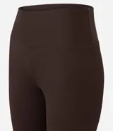 Legging deportiva de tiro alto confeccionada en microfibra acanalada, con diseño ajustado y textura acanalada.