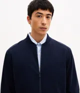 Campera estilo bomber de color negro, confeccionada con tejido repelente al agua. Posee cuello semi alto, cierre frontal con cremallera, bolsillos laterales y puños y dobladillo elastizados. Marca Marfinno.