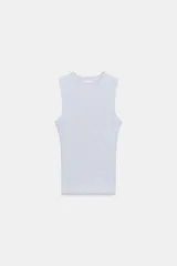Top musculosa de punto acanalado color blanco, con cuello redondo.