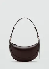 Bolso de hombro de diseño ovalado y tamaño mediano, con cierre de cremallera y asa ajustable. Cuenta con forro interior.