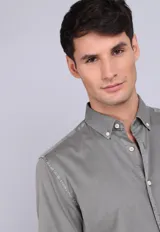 Camisa de manga corta color gris con cuello abotonado y cierre frontal con botones.