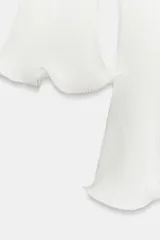 Vestido corto de punto rib color blanco, con cuello subido, manga larga y acabados ondulados en los puños y el bajo.