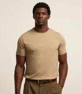 Remera básica de corte slim, confeccionada en algodón de punto medio, con cuello redondo y manga corta. Diseño liso sin estampados, ideal para un estilo versátil y cómodo.