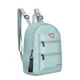 Mochila urbana de la marca Las Oreiro, color verde menta, con diseño de dos bolsillos frontales con cierre y detalle de corazón rojo en la parte superior. Incluye correas ajustables, asa superior y llavero desmontable lateral.