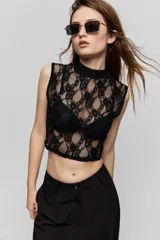 Top negro de encaje con cuello alto, sin mangas y diseño transparente, de calce ajustado y corte corto.
