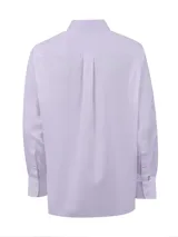 Camisa de manga larga RKF color lila, de corte regular fit, con cuello abotonado, bolsillo en el pecho con logo bordado y cierre frontal de botones.