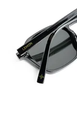 Lentes de sol polarizados con armazón negro de diseño geométrico y lentes oscuros.