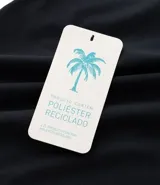 Bermuda masculina color beige, tipo boardshort, confeccionada en microfibra. Cuenta con cintura elástica, cordón ajustable y bolsillos.