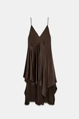 Vestido midi de viscosa color marrón, con escote en pico, tirantes finos y bajo asimétrico con volantes.