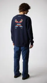 Sudadera azul marino de algodón con cuello redondo y manga larga. Presenta un estampado geométrico multicolor en la espalda y el logo de la marca en la parte superior.