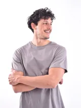 Remera de manga corta color gris liso, con cuello redondo y calce regular.