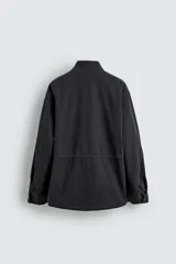 Cazadora regular fit de algodón color gris oscuro con efecto lavado, cuello subido, manga larga y cierre frontal con cremallera oculta por solapa con botones a presión. Cuenta con cuatro bolsillos frontales de plastrón con solapa y cintura ajustable con cordón interior.
