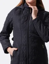 Campera capitoneada verde militar, marca Weatherproof, con abertura central con cierre, bolsillos delanteros y capucha desmontable.