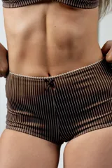 Short de bikini de tiro bajo con diseño a rayas verticales marrones y blancas, cobertura completa y detalle de pequeño moño en el frente.