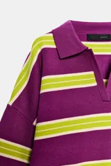 Jersey de punto con diseño de rayas horizontales en colores violeta y verde lima, cuello polo con escote en pico y manga larga con puños ajustados.