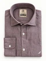 Camisa de lino manga larga color marrón topo, con cuello corto clásico, cierre frontal de botones y bordado sutil de un pájaro en el borde inferior.