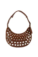 Cartera tipo baguette color marrón, con diseño de media luna y adornos de tachas plateadas de diferentes tamaños. Tiene una correa ajustable y cierre de cremallera.