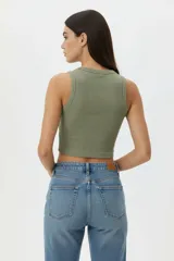 Musculosa de algodón con elastano, color blanco, de corte ajustado al cuerpo, cuello redondo y diseño sin mangas.