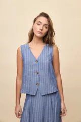 Chaleco de líneas simples, escote en V y diseño a rayas con cierre frontal de botones y silueta levemente evasé.