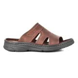 Sandalia de cuero marrón con aberturas laterales y suela de goma negra.