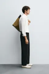 Pantalón de corte recto confeccionado en tejido de algodón con elasticidad. Presenta diseño de cinco bolsillos, cierre frontal con cremallera y botón.