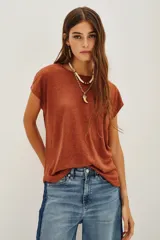 Remera básica de lino color marrón rojizo, de manga corta y cuello redondo.