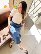 Falda midi de jean azul con abertura frontal y calce ajustado.