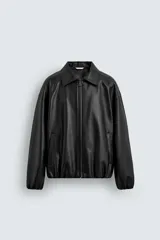 Cazadora bomber de corte relajado confeccionada en tejido efecto piel. Presenta cuello solapa, cierre frontal de cremallera, bolsillos laterales de vivo y puños y ruedo con elástico interior.