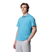 Chomba Columbia Low Drag Offshore color celeste, de manga corta, con cuello polo y cierre frontal de botones. Cuenta con tecnología de absorción de sudor y protección solar.