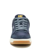 Championes Cat modelo Theorem, de estilo urbano inspirado en los años 90. Confeccionados en una combinación de ante, nylon y microfibra en color azul marino. Presentan entresuela de EVA para amortiguación, suela de goma color caramelo para mayor tracción y logo de la marca en el lateral y la lengüeta.