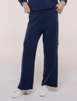 Pantalón jogger azul marino de corte recto y ancho, confeccionado en modal. Presenta pretina elastizada, bolsillos tipo cargo en los laterales y costuras verticales decorativas.