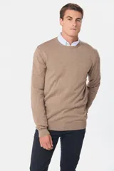 Buzo tejido azul marino de algodón y cashmere, de tejido liviano y cuello redondo.