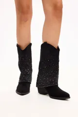 Bota corta estilo western de gamuza negra, con caña ancha decorada con strass plateados. Presenta taco cuadrado y punta fina.
