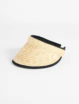 Visera de papiro color beige con borde negro.