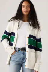 Cardigan de punto trenzado con diseño de rayas horizontales en colores verde y azul marino sobre base blanca. Presenta cierre frontal con botones, cuello en V y bolsillos laterales.